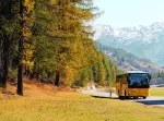 Bus fährt durch herbstliche Landschaft